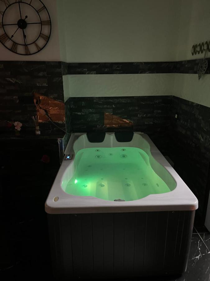 מרסיי Love Room Jacuzzi Netflix מראה חיצוני תמונה